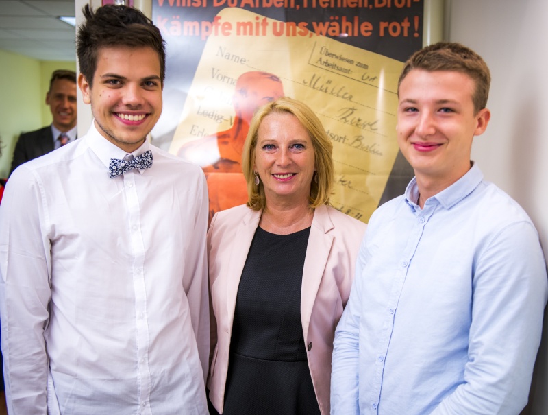 Nationalratspräsidentin Doris Bures (S) (r) mit Jugendlichen