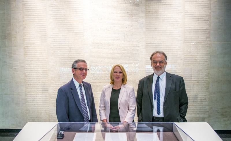 v.li.: Executive Director Leo Baeck Institut William H. Weitzer, Nationalratspräsidentin Doris Bures (S) und Director of Research and Chef Archivist Leo Baeck Institut Frank Mecklenburg