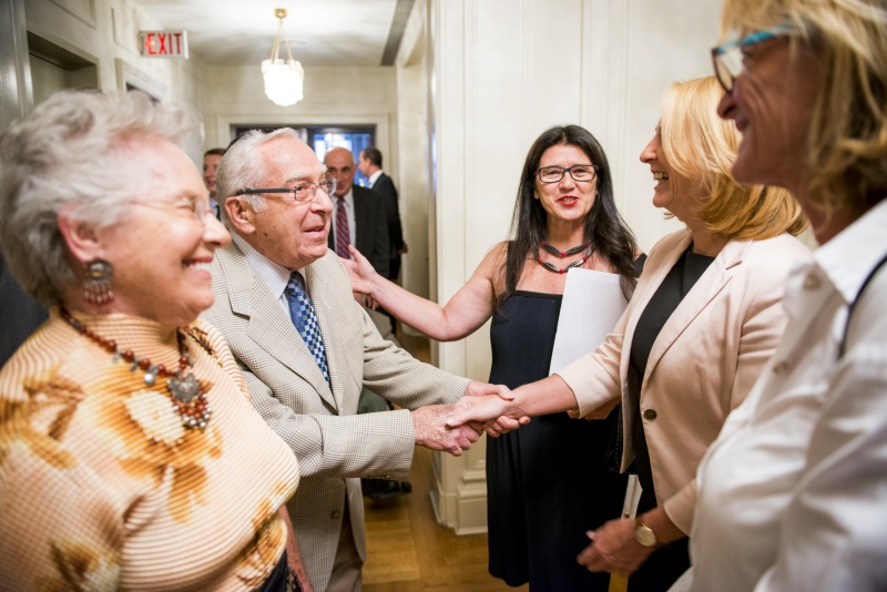 Nationalratspräsidentin Doris Bures (S) im Gespräch mit Holocaust-Überlebenden