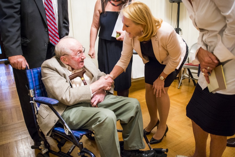 Nationalratspräsidentin Doris Bures (S) im Gespräch mit Holocaust-Überlebenden