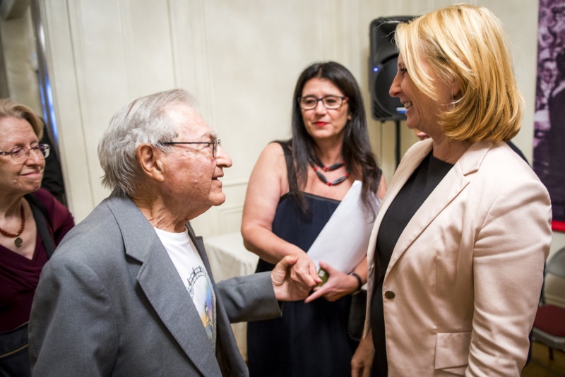 Nationalratspräsidentin Doris Bures (S) im Gespräch mit Holocaust-Überlebenden