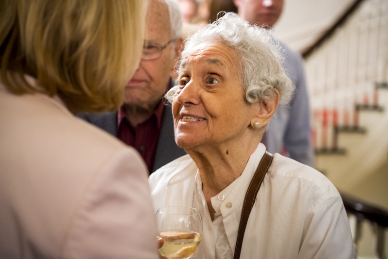 Nationalratspräsidentin Doris Bures im Gespräch mit Holocaust-Überlebenden