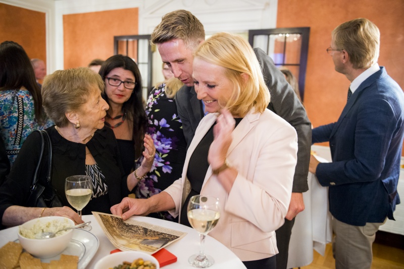 Nationalratspräsidentin Doris Bures im Gespräch mit Holocaust-Überlebenden