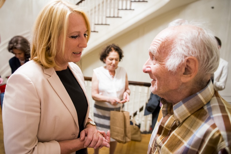 Nationalratspräsidentin Doris Bures (S) im Gespräch mit Holocaust-Überlebenden