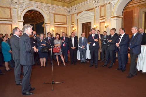 Parlamentsdirektor Harald Dossi begrüßt die VeranstaltungsteilnehmerInnen