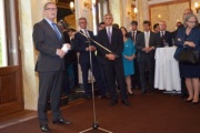 Der Zweite Nationalratspräsident Karlheinz Kopf (V) begrüßt die VeranstaltungsteilnehmerInnen