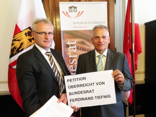 v.li.: Bundesrat Ferdinand Tiefnig (V) und Bundesratspräsident Gottfried Kneifel (V) bei der Petitionsübergabe