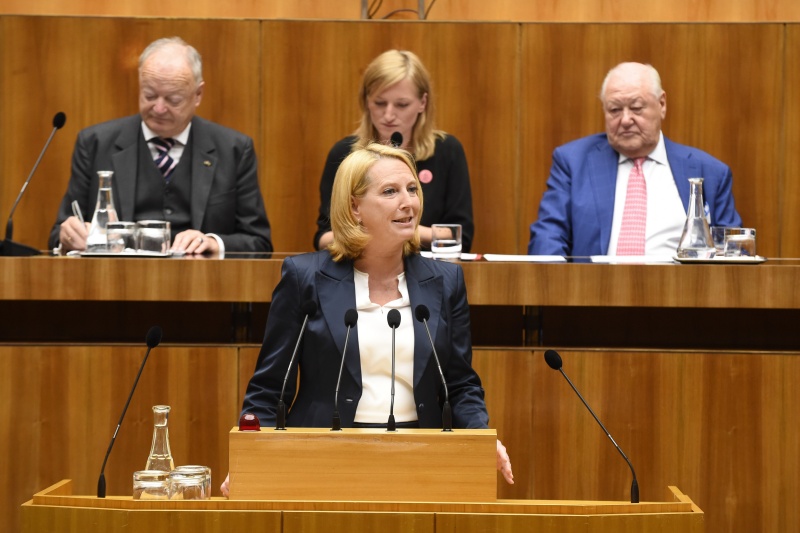 Nationalratspräsidentin Doris Bures (S) begrüßt die VeranstaltungsteilnehmerInnen. Auf der Regierungsbank v.li.:  Präsident des Seniorenrates Andreas Khol, Vorsitzende der Bundesjugendvertretung Laura Schoch und Seniorenratspräsident Karl Blecha