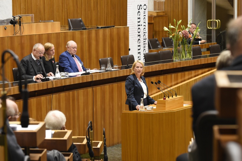 Nationalratspräsidentin Doris Bures (S) begrüßt die VeranstaltungsteilnehmerInnen. Auf der Regierungsbank v.li.:  Präsident des Seniorenrates Andreas Khol, Vorsitzende der Bundesjugendvertretung Laura Schoch und Seniorenratspräsident Karl Blecha