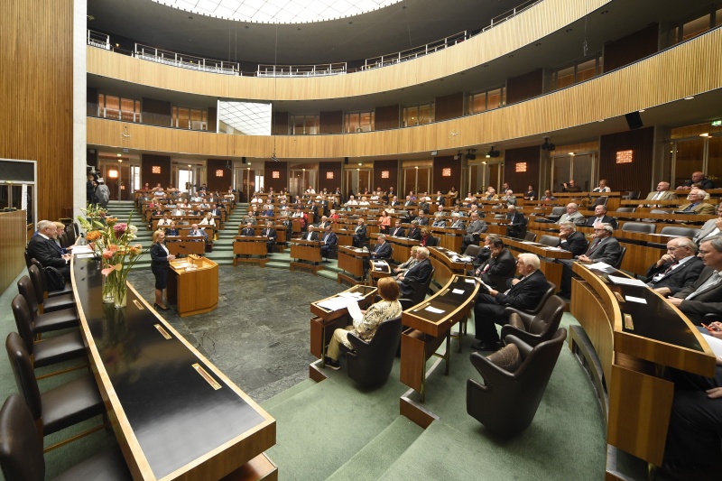 Blick Richtung VeranstaltungsteilnehmerInnen. Nationalratspräsidentin Doris Bures (S) am Rednerpult