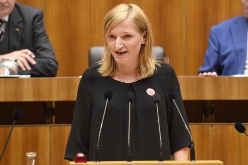 Vorsitzende der Bundesjugendvertretung Laura Schoch am Rednerpult