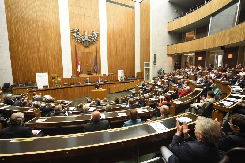 Blick Richtung VeranstaltungsteilnehmerInnen. Vorsitzende der Bundesjugendvertretung Laura Schoch am Rednerpult