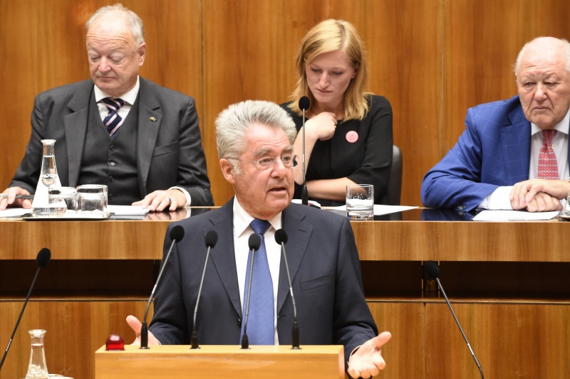 Bundespräsident Heinz Fischer am Rednerpult. Auf der Regierungsbank v.li.:  Präsident des Seniorenrates Andreas Khol, Vorsitzende der Bundesjugendvertretung Laura Schoch und Seniorenratspräsident Karl Blecha