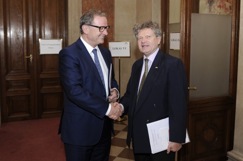 v.re.: Der Botschafter des Großherzogtums Luxemburg Hubert Würth wird vom Zweiten Nationalratspräsidenten Karlheinz Kopf (V) begrüßt