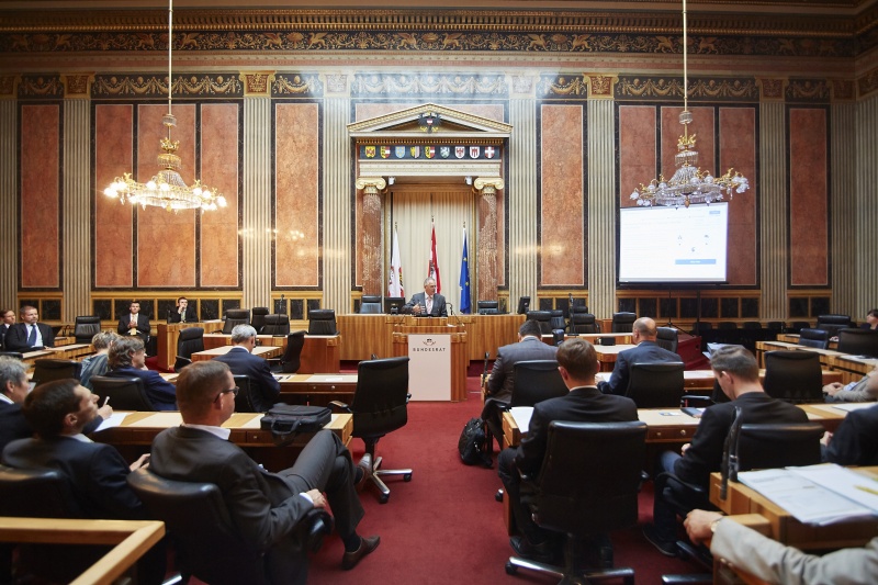 Bundesratspräsident Gottfried Kneifel begrüßt die VeranstaltungsteilnehmerInnen. Blick Richtung VeranstaltungsteilnehmerInnen