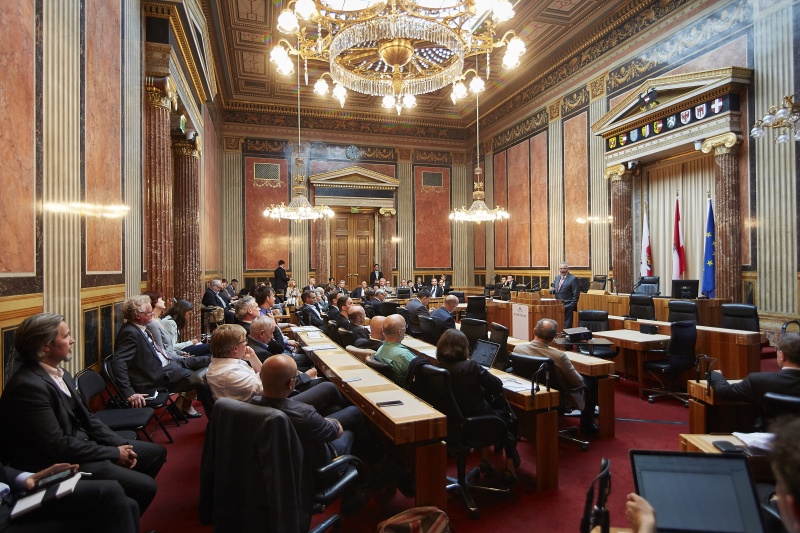 Bundesratspräsident Gottfried Kneifel begrüßt die VeranstaltungsteilnehmerInnen. Blick Richtung VeranstaltungsteilnehmerInnen