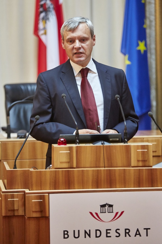 Moderator Andreas Kovar am Rednerpult begrüßt die VeranstaltungsteilnehmerInnen