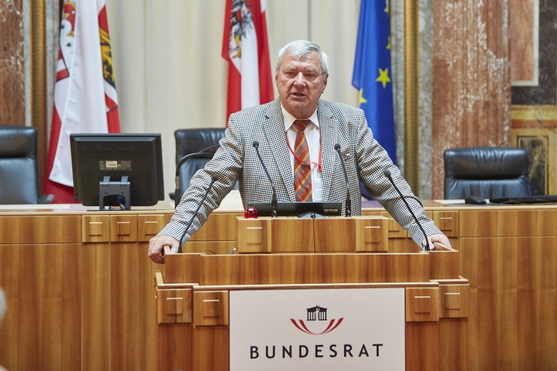 Moderator der Diskussionsrunde Online Handel Alfred Hiebl am Wort