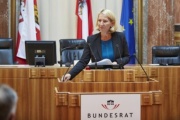 Moderatorin der Diskussionsrunde Wissensgesellschaft Ulrike Huemer am Rednerpult