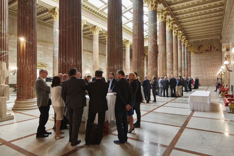 Expertendiskussionen zum Thema Digitaler Wandel und Politik in der Säulenhalle