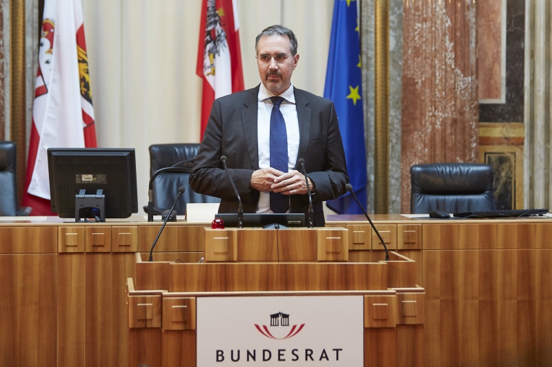 Moderator der Diskussionsrunde Sicherheit Helmut Pöllinger am Wort