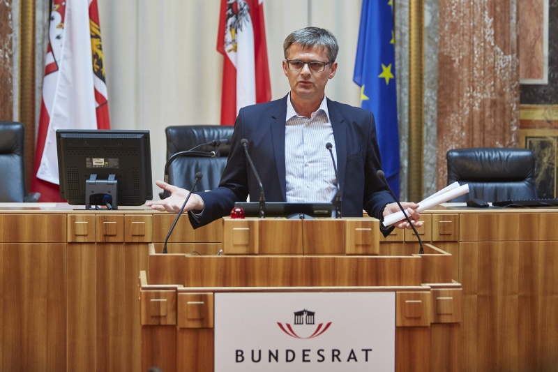 Moderator der Diskussionsrunde Infrastruktur Alois Schrems bei seinem Vortrag