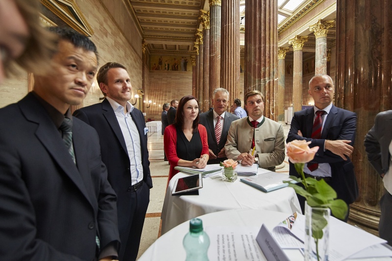 Bundesratspräsident Gottfried Kneifel (V) (3.v.re.) während der Expertendiskussion in der Säulenhalle