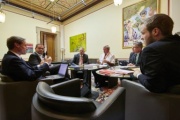 Bundesratspräident Gottfried Kneifel (V) (Mitte) während einer Expertendiskussion im Salon des Bundesrates
