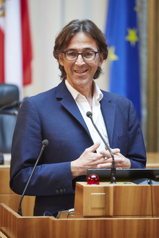 Moderator der Diskussionsrunde Governance Hannes Leo bei seinem Vortrag