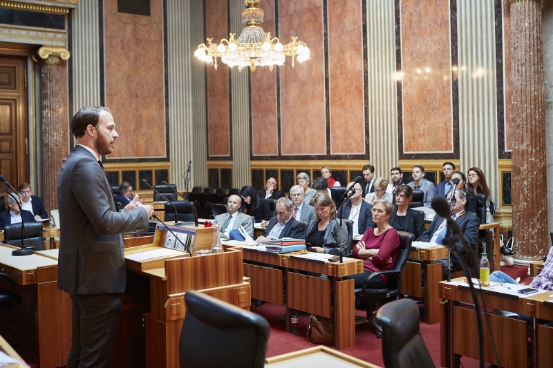 Nationalratsabgeordneter Nikolaus Scherak (N) am Rednerpult