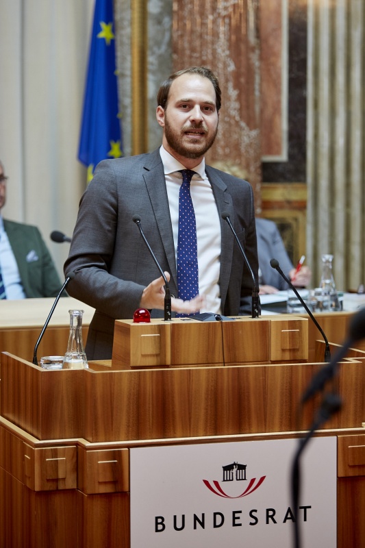 Nationalratsabgeordneter Nikolaus Scherak (N) am Rednerpult