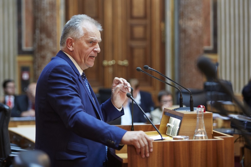Bundesratspräsident Gottfried Kneifel am Rednerpult