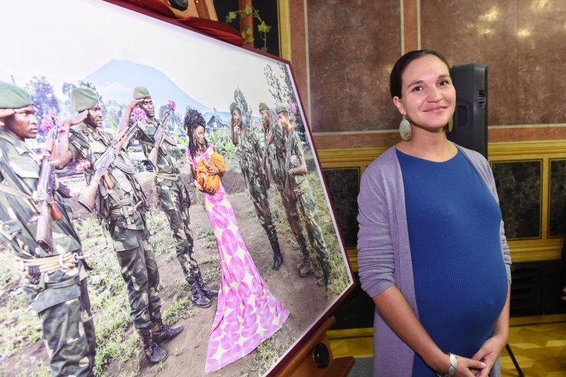 Preisträgerin Patricia Willocq vor dem Siegerbild