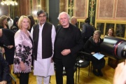 v.li.: Nationalratspräsidentin Doris Bures (S), Friedensnobelpreisträger 2014  Kailash Satyarthi und Initiator des Awards Fotograf Lois Lammerhuber