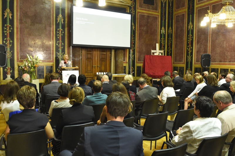 Nationalratspräsidentin Doris Bures (S) am Rednerpult