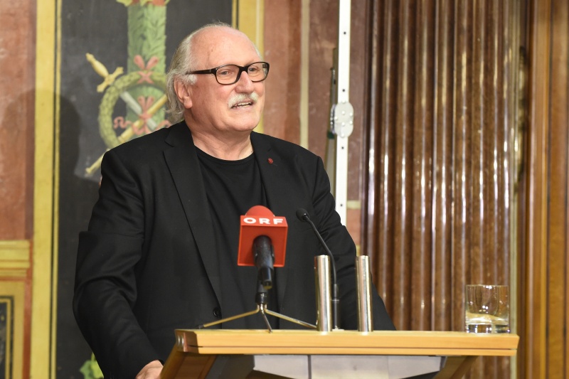 Initiator des Awards Fotograf Lois Lammerhuber am Rednerpult