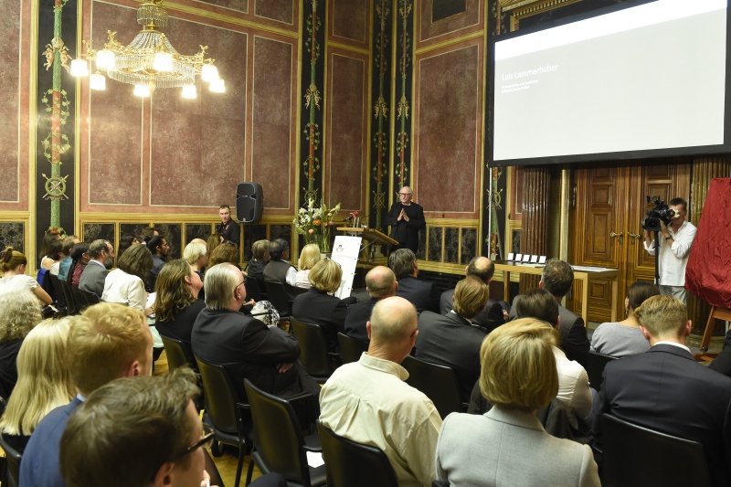 Initiator des Awards Fotograf Lois Lammerhuber am Rednerpult