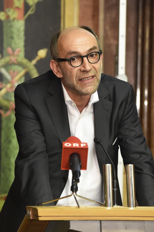 Vorsitzender der Jury des Alfred Fried Photography Awards 2015 Peter-Matthias Gaede am Rednerpult