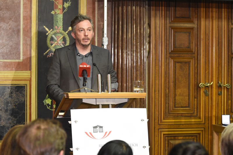 Giles Duley vom International Press Institute am Rednerpult