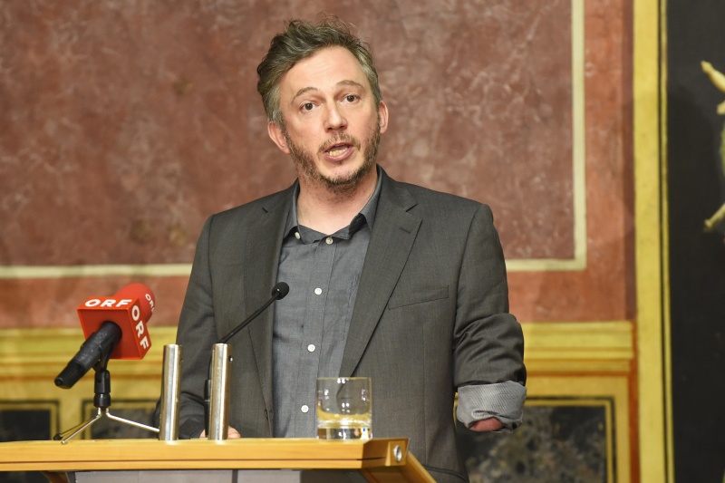 Giles Duley vom International Press Institute am Rednerpult