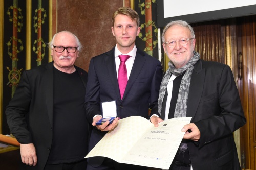 v.li.: Fotograf Lois Lammerhuber, Preisträger Arthur van Beveren mit Urkunde und Medaille und Gerd Ludwig