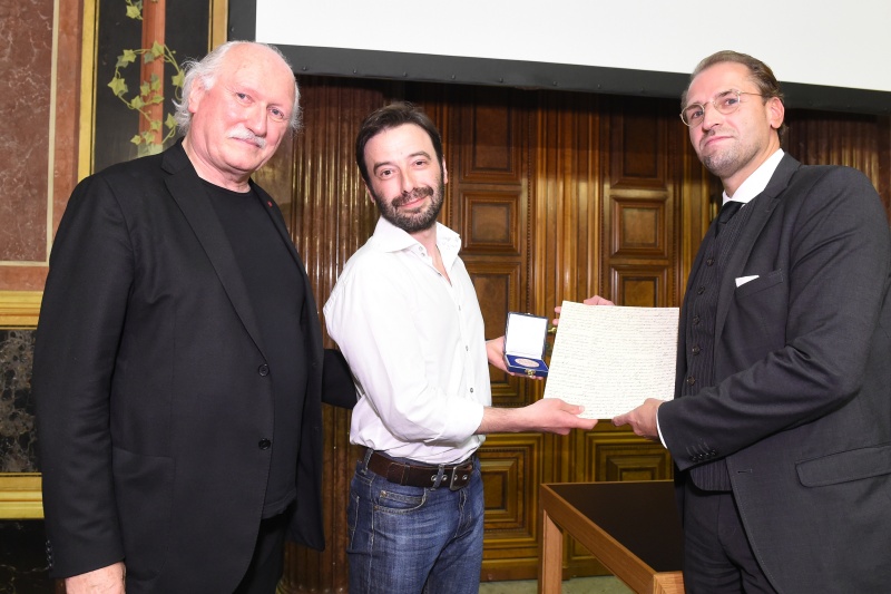 v.li.: Fotograf Lois Lammerhuber, Preisträger Dmitrij Leltschuk mit Urkunde und Medaille und Gregor Auenhammer