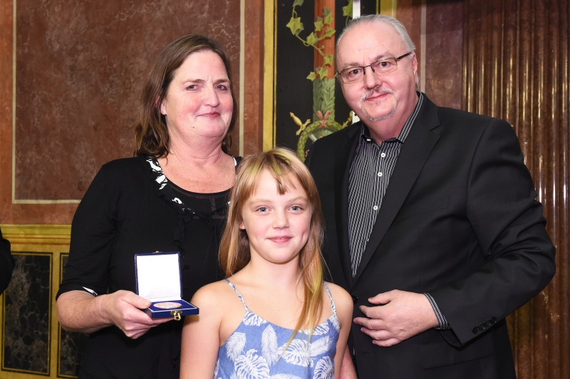 v.li.: Preisträgerin Carla Kogelmann mit Medaille, Mädchen und Gerhard Hinterleitner (ASAblanca Media)