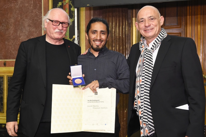 v.li.: Fotograf Lois Lammerhuber, Preisträger David Martin Huamani Bedoya mit Urkunde und Medaille und Pascal Maitre