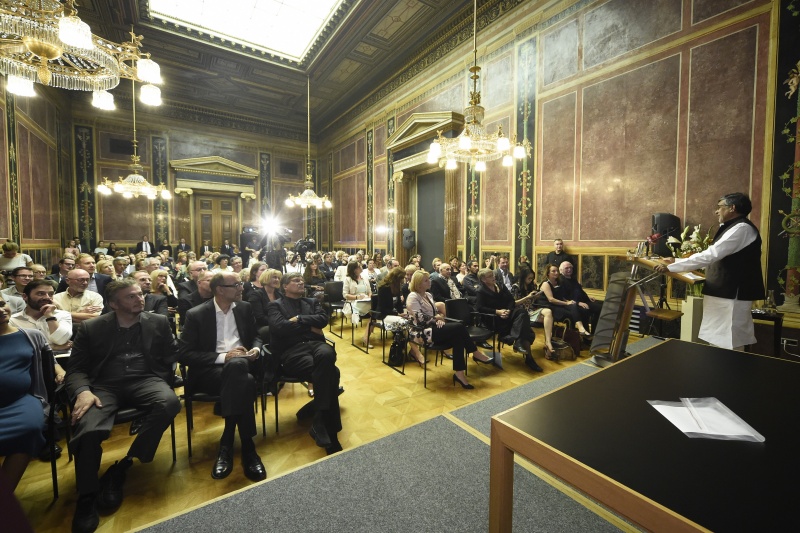 Friedensnobelpreisträger 2014 Kailash Satyarthi am Rednerpult