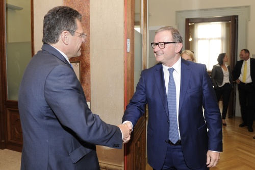 v.li.: Der für die Energieunion zuständige Vizepräsident der Europäischen Kommission Maros Sefcovic wird vom Zweiten Nationalratspräsidenten Karlheinz Kopf (V) begrüßt