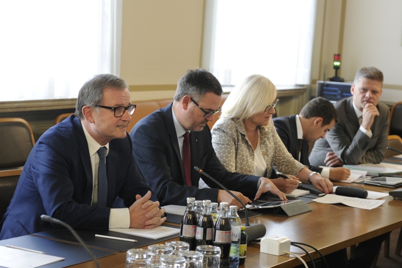 Aussprache: Österreichische Delegation mit dem Zweiten Nationalratspräsidenten Karlheinz Kopf (V) (1.v.li.)