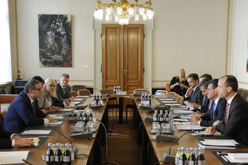 Aussprache. Linke Seite: Österreichische Delegation mit dem Zweiten Nationalratspräsidenten Karlheinz Kopf (V) (1.v.li.) - Rechte Seite: EU-Delegation mit dem für die Energieunion zuständigen Vizepräsidenten der Europäischen Kommission Maros Sefcovic (2.v.re.)