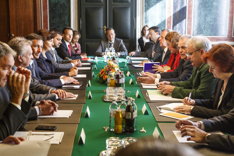 Aussprache. Linke Seite: Südtiroler Delegation mit v.li.: Präsidiumsmitglied Helmuth Renzler, Vizelandtagspräsident Roberto Bizzo, Landtagspräsident Thomas Widmann, Präsidiumsmitglied Maria Hochgruber Kuenzer und Präsidiumsmitglied Roland Tinkhauser. Rechte Seite: Österreichische Delegation mit v.re.: Bundesratsdirektorin Susanne Bachmann, Nationalratsabgeordneter Hermann Gahr (V), Bundesratspräsident Gottfried Kneifel (V), Gesandte Eva Maria Ziegler und Protokollchef Joseph Wirnsberger.
