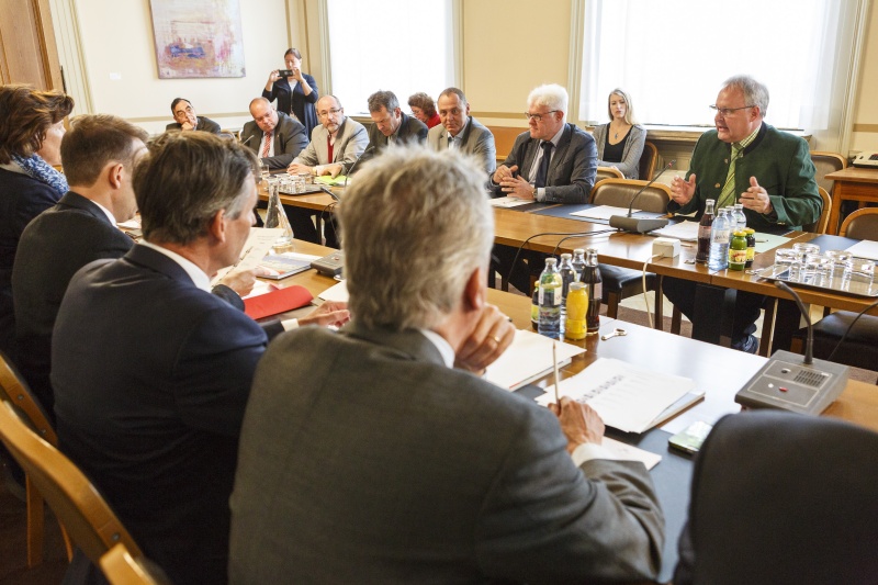Aussprache. Linke Seite: Südtiroler Delegation mit Landtagspräsident Thomas Widmann (2.v.re.). Rechte Seite (v.re): Mitglieder des Südtirol-Unterausschusses mit den Nationalratsabgeordneten Hermann Gahr (V), Werner Neubauer (F), Peter Wurm (F), Georg Willi (G), Christoph Vavrik (N) und Walter Bacher (S).
